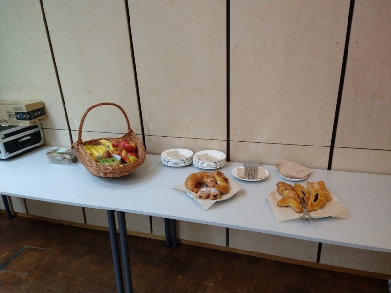 A table with plates and food on itDescription automatically generated with low confidence